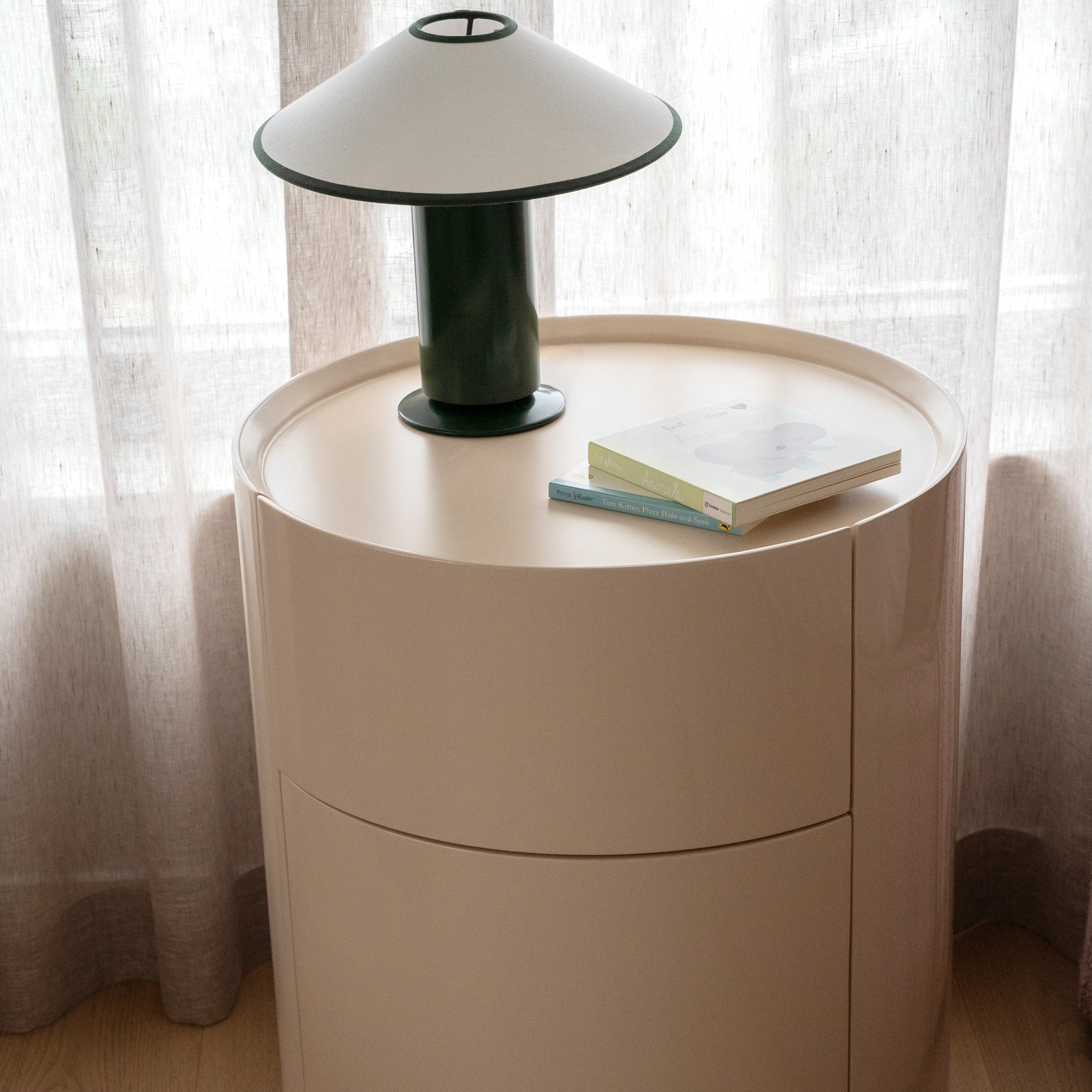 Tondo Bedside