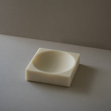 Resin on a gray surface with a neutral background