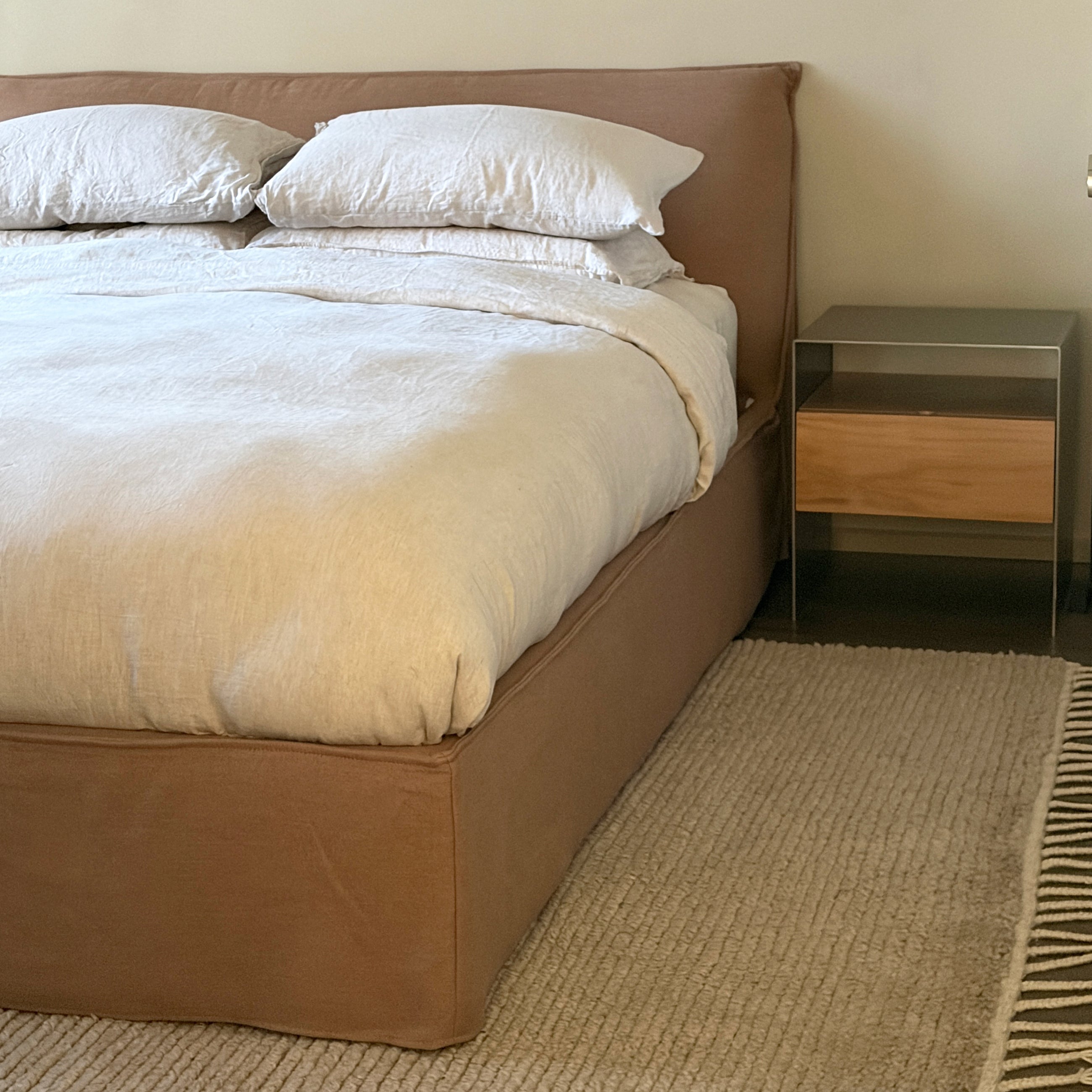 Sola Bedside