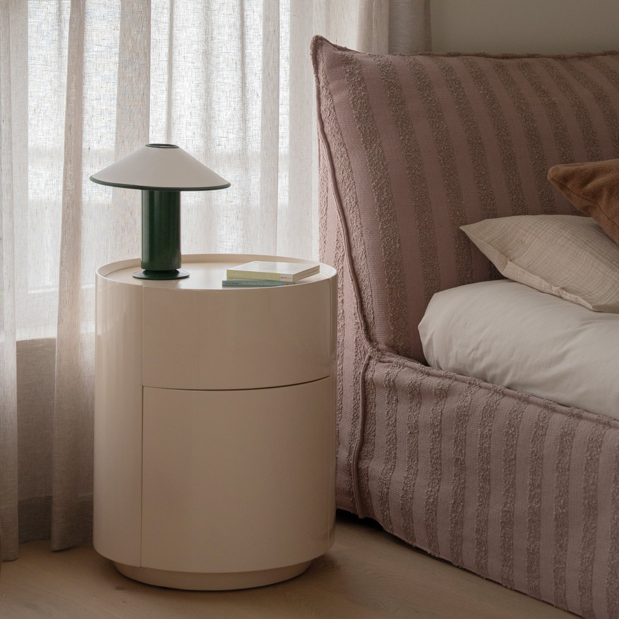 Tondo Bedside